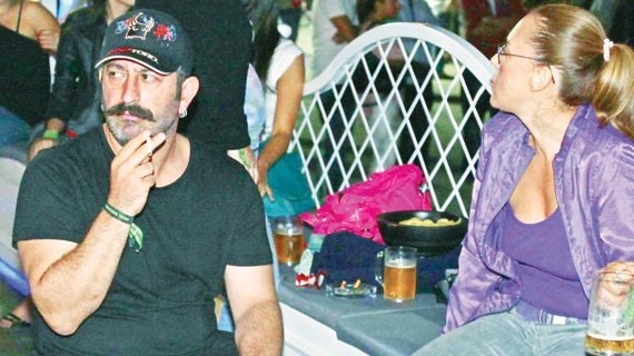 Cem Yılmaz Yaprak Özdemiroğlu ile konserde