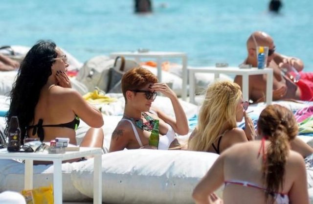 Kenan İmirzalıoğlu ile sevgilisi ayrı yerlerde!