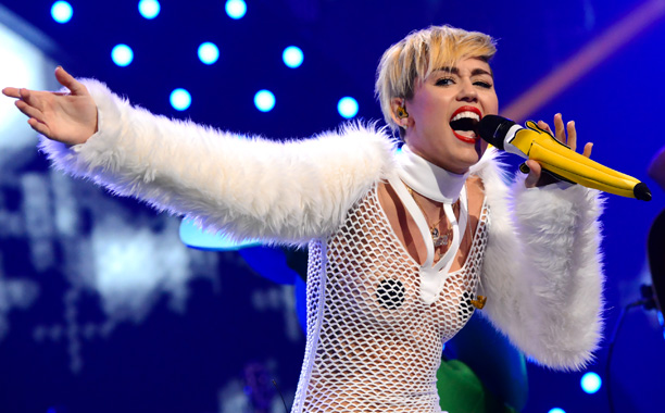 Miley Cyrus sahneye sütyensiz çıktı