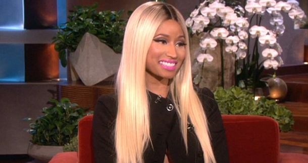 Nicki Minaj canlı yayına sütyensiz çıktı!