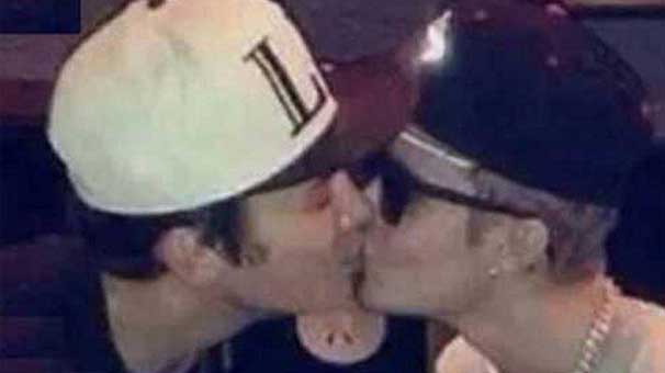 Amerika çalkalanıyor! Justin Bieber bir erkekle dudak dudağa
