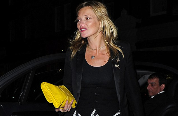 Ay yıldızlı broşu ile Londra gecelerinde