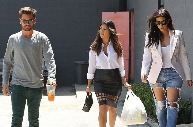 Los Angeles sokaklarında yırtık kot modası 11 Los Angeles sokaklarında yırtık kot modası