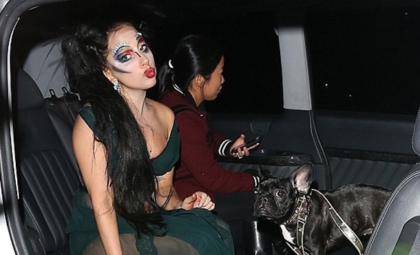 Lady Gaga yine şeffaf!