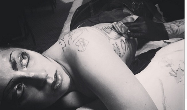 Lady Gaga yeni dövmeleri ile Paris konserine hazırlanıyor