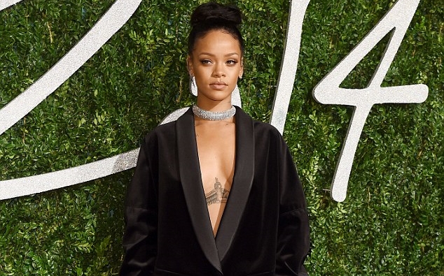 Rihanna dekoltesiyle zor anlar yaşadı 1 Rihanna dekoltesiyle zor anlar yaşadı