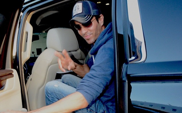 Enrique Iglesias ehliyetsiz araba kullanmaktan gözaltına alındı