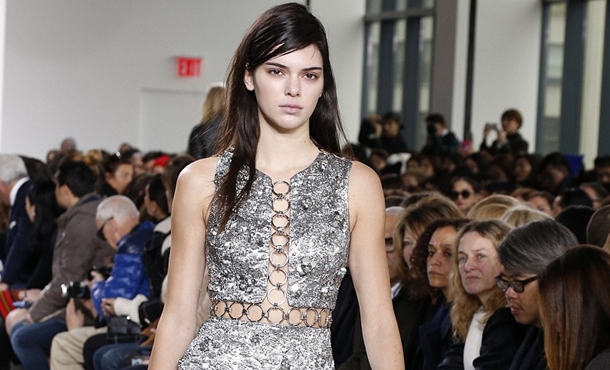 Kendall Jenner sıfır makyajla podyumda 8 Kendall Jenner sıfır makyajla podyumda