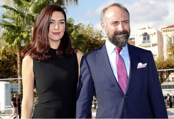 Halit Ergenç ve Bergüzar Korel Fransa'ya damga vurdu 12 Fransa’da gerçekleşen bir fuara katılan Halit Ergenç ve Bergüzar Korel, Uluslararası basının en çok ilgi gösterdiği isimler oldular.