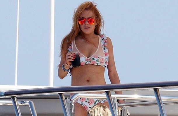 lindsay lohan parmak