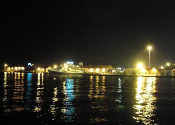 Selanik limanının gece ışıkları ve rıhtım hattı