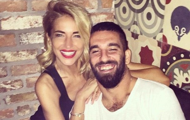 Ünlü sunucu Burcu Esmersoy, milli futbolcu Arda Turan’dan aldığı ileri sürülen saat hakkında konuştu.