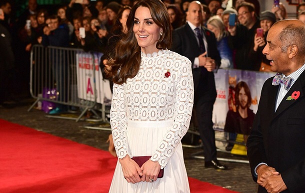 Bir dönem giydiği kıyafetler sıkça eleştirilen Düşes Kate, bu kez de cesur yırtmacıyla gündemde…