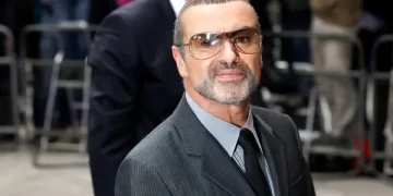 George Michael'ın Pazar günü Oxfordshire’daki evinde yaşamını yitirdiği öğrenildi. Ünlü şarkıcının ölüm haberi, kamuoyuna menajeri tarafından duyuruldu.