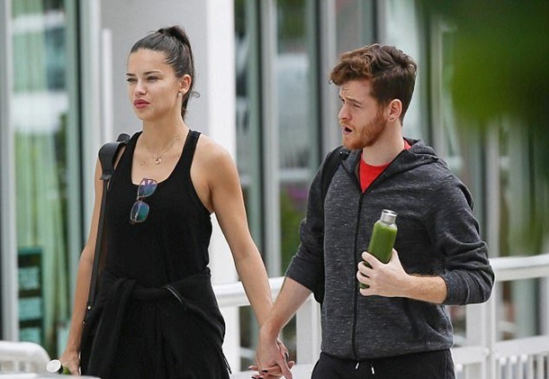 Adriana annemin elini öptü 11 Adriana annemin elini öptü