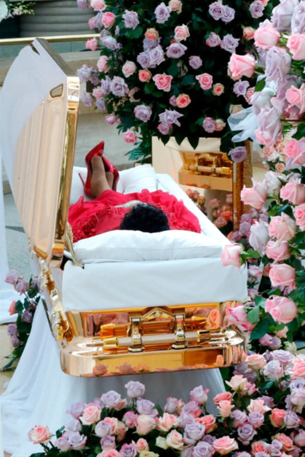 Vasiyeti üzerine kırmızı ruj ve topuklu ayakkabı ile gömülüyor 4 aretha franklin cenazesi