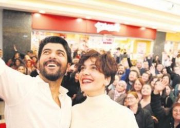 Bergüzar Korel ile Engin Akyürek’e büyük ilgi