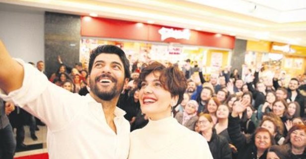 Bergüzar Korel ile Engin Akyürek'e büyük ilgi 1 Bergüzar Korel ile Engin Akyürek’e büyük ilgi