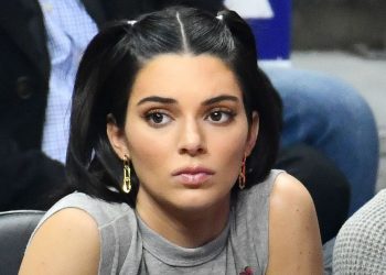 Kendall Jenner bacak dekoltesiyle çok konuşuldu
