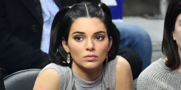 Kendall Jenner bacak dekoltesiyle çok konuşuldu 3 Kendall Jenner bacak dekoltesiyle çok konuşuldu