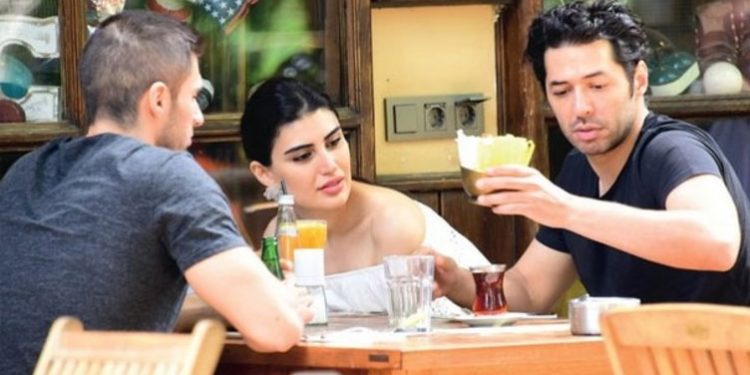 Mert Fırat eşine öyle bir jest yaptı ki... 1 Mert Fırat eşine öyle bir jest yaptı ki…