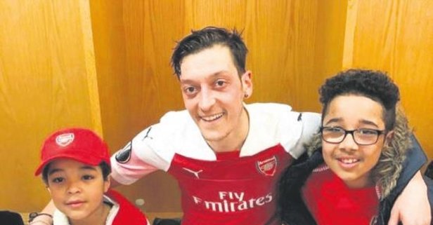 Mesut Özil, bir miniğin hayalini gerçekleştirdi 1 Mesut Özil, bir miniğin hayalini gerçekleştirdi