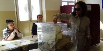 Ünlü isimler oylarını kullandı 5 Ünlü isimler oylarını kullandı