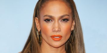 49 yaşındaki Jennifer Lopez piyanonun üstüne çıktı 4 49 yaşındaki Jennifer Lopez piyanonun üstüne çıktı