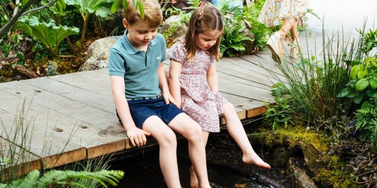 Kate Middleton tasarladığı bahçede çocuklarıyla 1 Kate Middleton tasarladığı bahçede çocuklarıyla