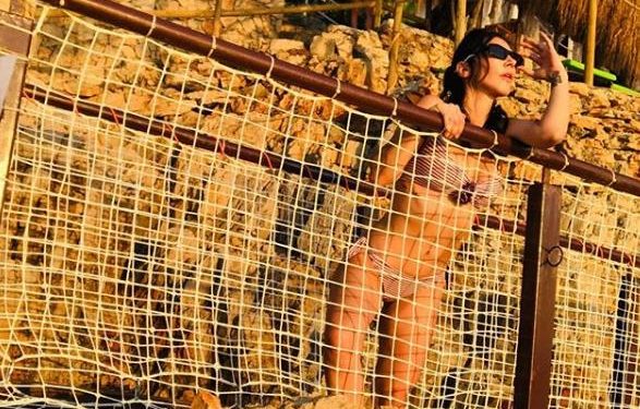 Hande Yener’in bikinili pozlarına ünlülerden ilk yorum 1 Hande Yener’in bikinili pozlarına ünlülerden ilk yorum