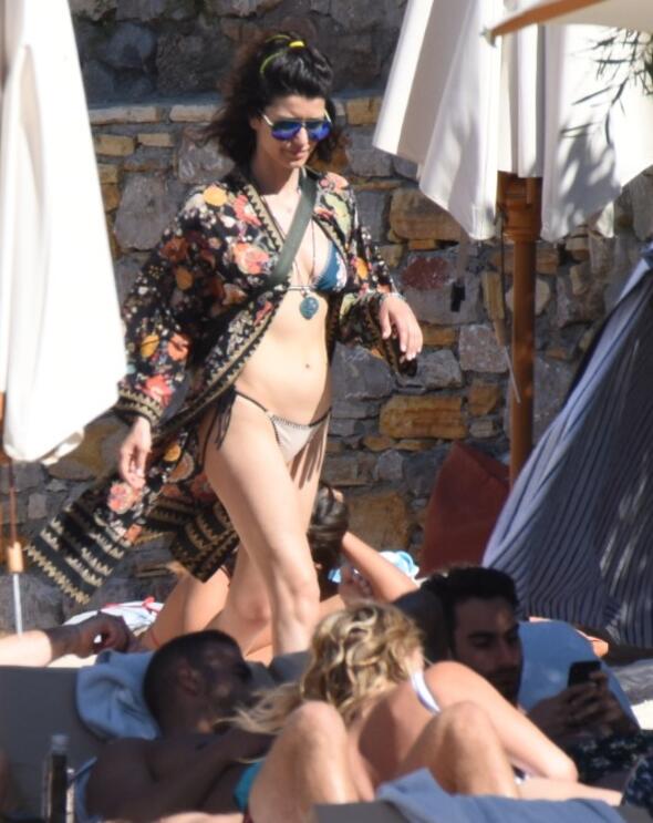 Beren Saat arkadaşlarıyla tatilde 2 75BB688C 8803 4F78 947E 17F2FB058B88