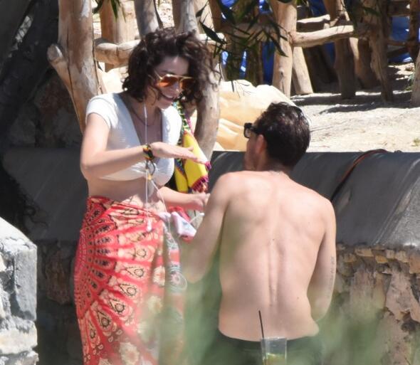 Beren Saat arkadaşlarıyla tatilde 3 8C52D3A6 985F 4E99 BACE BF5B173A71C1