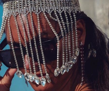 Mykonos’ta özel fotoğrafçısı ile dolaşıyor 1 Mykonos’ta özel fotoğrafçısı ile dolaşıyor