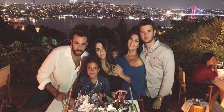 Sibel Can 49. yaşını çocuklarıyla kutladı 1 Sibel Can 49. yaşını çocuklarıyla kutladı