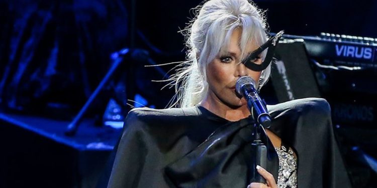 Ajda Pekkan İstanbul'da hayranlarıyla bir araya geldi 1 Ajda Pekkan İstanbul’da hayranlarıyla bir araya geldi