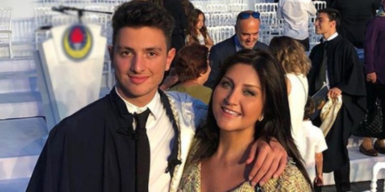 Sibel Can'ın oğlu Emir aşık oldu! 1 Sibel Can’ın oğlu Emir aşık oldu!