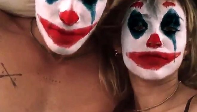 Kız arkadaşından ayrılan Miley Cyrus, yeni sevgilisiyle yatak pozu verdi 1 Kız arkadaşından ayrılan Miley Cyrus, yeni sevgilisiyle yatak pozu verdi