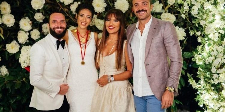 Demet Akalın ile Özlem Ada Şahin birbirine girdi! 1 Demet Akalın ile Özlem Ada Şahin birbirine girdi!