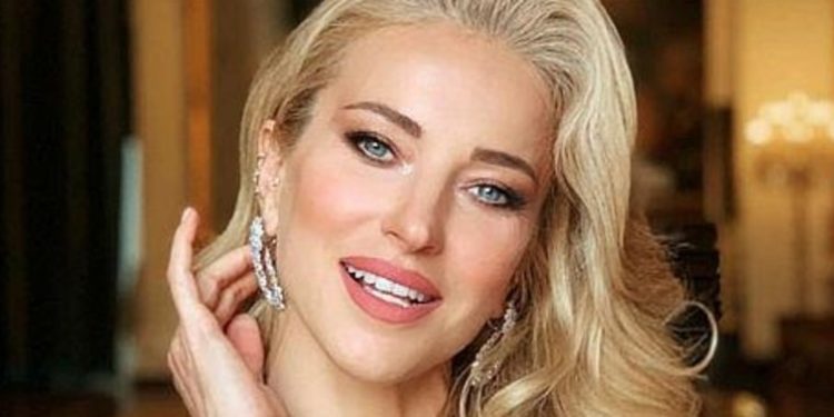 Trump ile Burcu Esmersoy pişti oldu 1 Trump ile Burcu Esmersoy pişti oldu