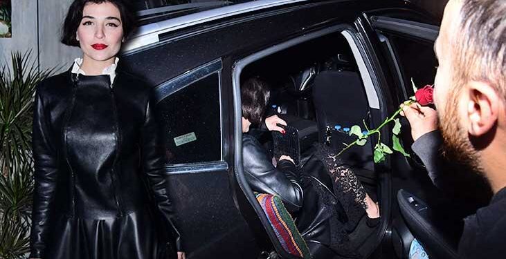 Bir güle 100 lira verdi 1 Bir güle 100 lira verdi