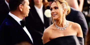 Jennifer Lopez servet değerindeki takılarıyla kırmızı halıda