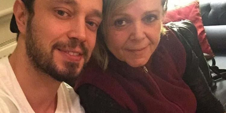 Murat Boz’un annesi uçakta korkuttu! 1 Murat Boz’un annesi uçakta korkuttu!