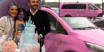 Demet Akalın kızına minibüs hediye etti