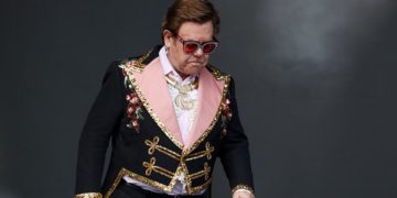 Elton John sahnede gözyaşlarına boğuldu, konseri yarıda kesti 7 Elton John sahnede gözyaşlarına boğuldu, konseri yarıda kesti