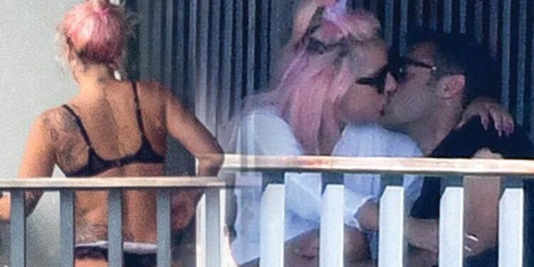 Lagy Gaga Miami'de fena yakalandı! 1 Lagy Gaga Miami’de fena yakalandı!