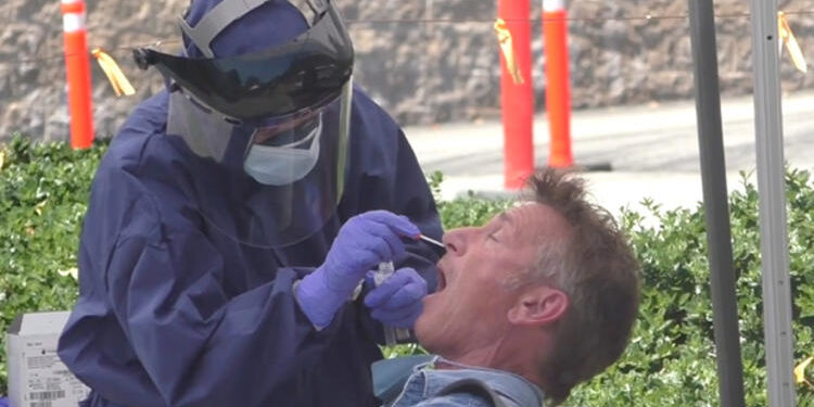 Sean Penn herkesin önünde Corona virüs testi yaptırdı 1 Sean Penn herkesin önünde Corona virüs testi yaptırdı