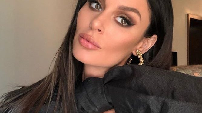 Ünlü mankenin bikinisi küçük gelince... 1 Ünlü mankenin bikinisi küçük gelince…