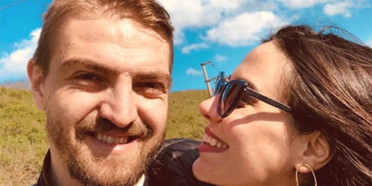 Caner Erkin ile Şükran Ovalı çifti aşklarını çatıya yazdı 1 Caner Erkin ile Şükran Ovalı çifti aşklarını çatıya yazdı