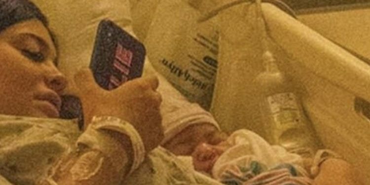 Doğuma da telefonuyla girmiş 1 Doğuma da telefonuyla girmiş