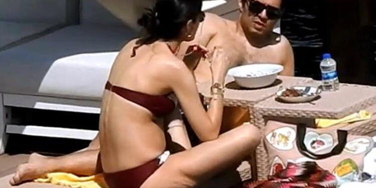 Bebek göründü! Mert-İdil Fırat'ın Bodrum keyfi 1 Bebek göründü! Mert-İdil Fırat’ın Bodrum keyfi